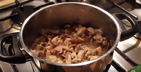 Champignonsaus maken met verse champignons en crème fraîche of room