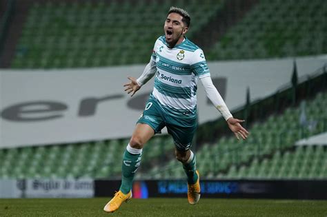 La page comporte des statistiques sur la performance du joueur. Match recap: Santos Laguna 1, Cruz Azul 0