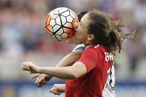 With the team, she chose the number 12 as a tribute to toronto blue jays ' second baseman hall of famer , roberto alomar. En images - Les insolites du sport