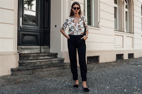 Legeres Outfit Schwarze Hose Und Shirt Mit Floralem Print Modeblog