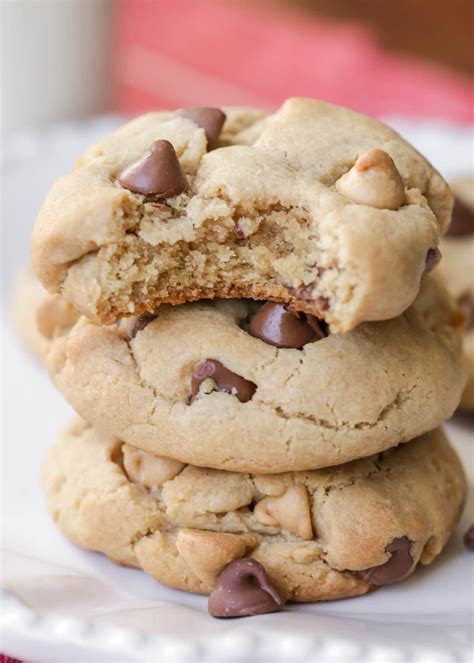 These gluten free, flourless peanut butter cookies are made with 7 simple ingredients and are full of peanut butter flavor! Chewy Peanut Butter Chocolate Chip Cookies | Lil' Luna