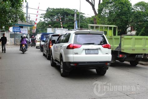 Kereta api indonesia memang sederhana, tapi pemandangannya paling mempesona. Penyempitan Jalan di Pintu Perlintasan Kereta Api Stasiun ...