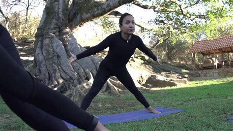 Clase De Yoga Al Aire Libre By Sc Youtube