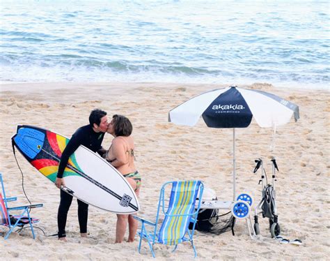 Claudia Rodrigues D Beijo Apaixonado Em Namorada Na Praia Ofuxico