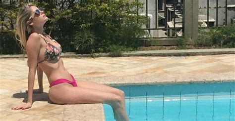 Bárbara Evans exibe corpão de biquíni Hora de relaxar