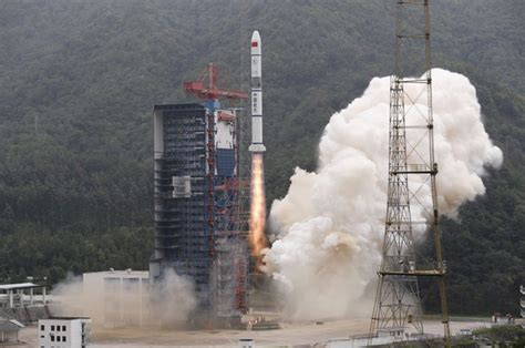 Experten warnen vor überresten einer chinesischen trägerrakete durch einen „unkontrollierten wiedereintritt in die. China gelingt erste kontrollierte Landung von Raketenteilen