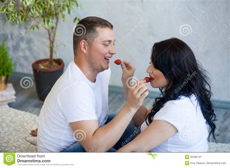 homem e mulher gravida amados felizes em casa imagem de stock imagem de menina esperar 94382127