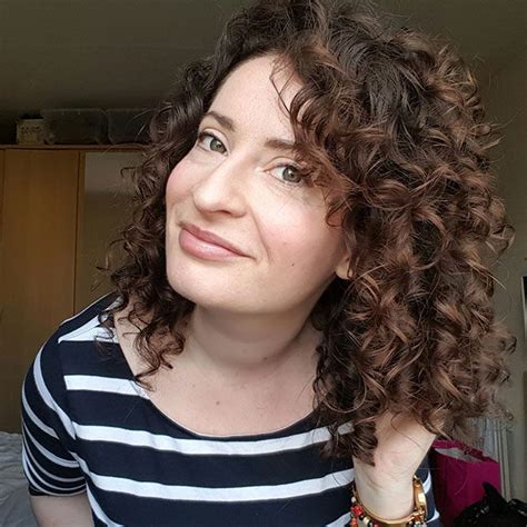 For sure, the natural thickness of the hair will allow you to better understand the duration of your hair: How Elaine Gets Her Naturally Wavy Hair to Look Like This ...