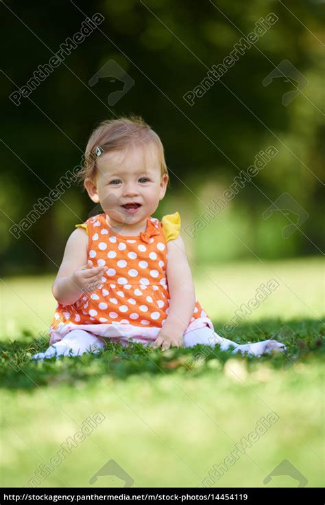 Baby In Park Lizenzfreies Bild 14454119 Bildagentur Panthermedia