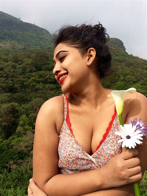 Sri Lankan Sexy Girls Actress And Modles Pumi Hansamali New Hot Collection