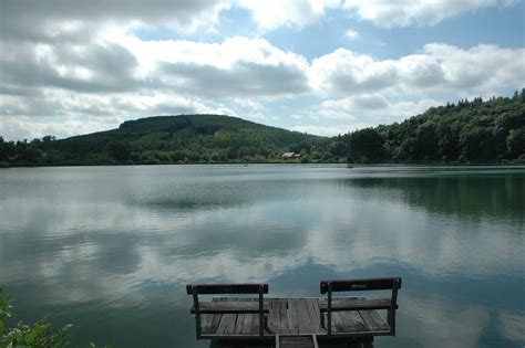 Kellemes strandszakasza, fesztiválos vízi színpada, elszórt horgász stégei és körbeölelő sétánya van. Barangoló Család: Körbe a Bánki-tó körül