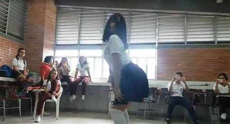 Facebook Pol Mica Por Un Video De Dos Colegialas Bailando Twerking