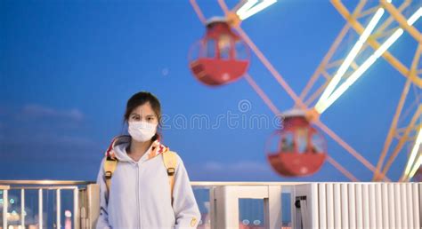 Japanse Tiener Op Een Blauwe Plek In Japan Op Een Grote Golven Stock