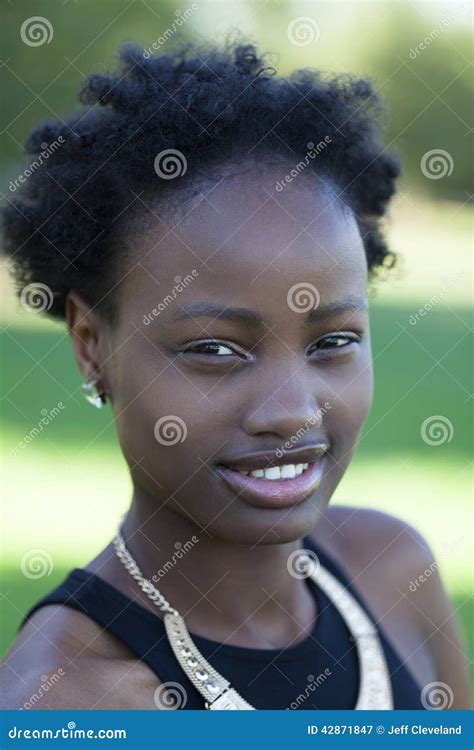 Portrait Extérieur De Jeune Fille De Ladolescence Dafro Américain Image Stock Image Du