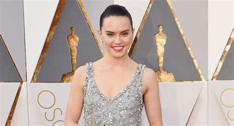 Daisy Ridley Stuns In Chanel On Oscars 2016 Red Carpet 2016 Oscars