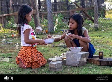 Thakhek Laos April Lokale Spielen Kinder Eine Mahlzeit Mit Schlamm Aus Einem Fluss