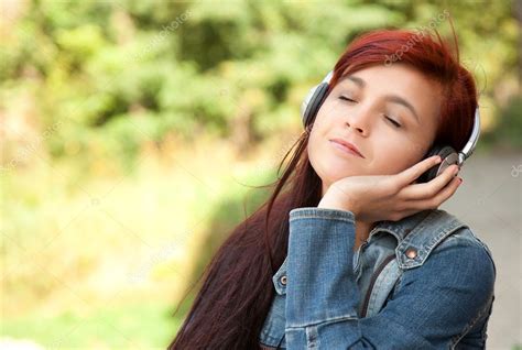 Jovencita Escuchando Música — Foto De Stock © Photomak 45186105