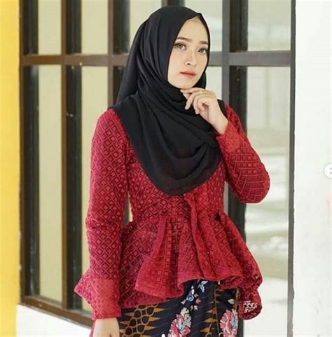Tampil modis dengan model baju kerja wanita muslim paling kekinian. Model Kebaya Yang Cocok Dipakai di Hari Kartini | Jual ...