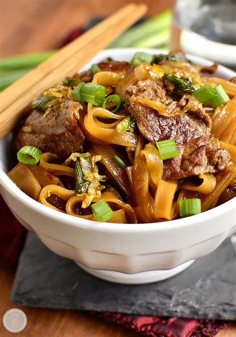 Super yummy & tender mongolian beef 蒙古牛肉 easy chinese beef recipe for dinner. Mongolian Beef Noodle Bowls (Video) - Iowa Girl Eats