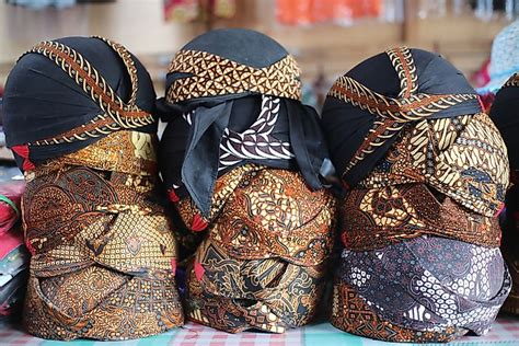 Top 3 best traditional costume of puteri indonesia 2016. Indonesian Traditional Clothing - WorldAtlas.com
