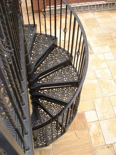 Outdoor Spiral Staircase Designs To Complement The House Exterior
