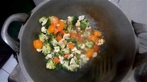 Larutkan tepung tapioka dengan sedikit air, kemudian masukkan ke dalam kembang kol. Resep Tumis Wortel Brokoli Kembang Kol | Oseng Masakan Rumahan - YouTube