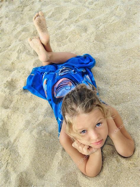 Jolie Jeune Fille Allongée Sur La Plage — Photographie Kosobu © 25834249