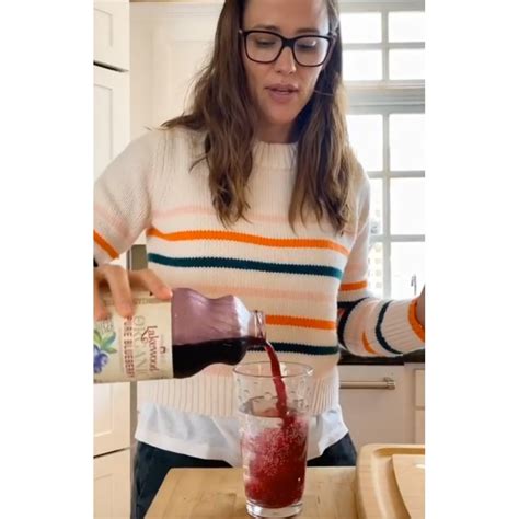 Jennifer Garner Makes Super Easy Blueberry Juice Watch