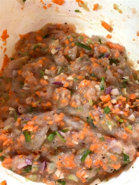 Cincang halus udang kupas dan daging campur udang, daging ayam, daun bawang, dan jamur kuping. Cara membuat Dimsum daripada Kulit Popia - My Resepi