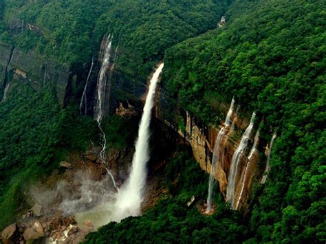 cataratas de nohkalikai la cascada de inmersión más alta de la india