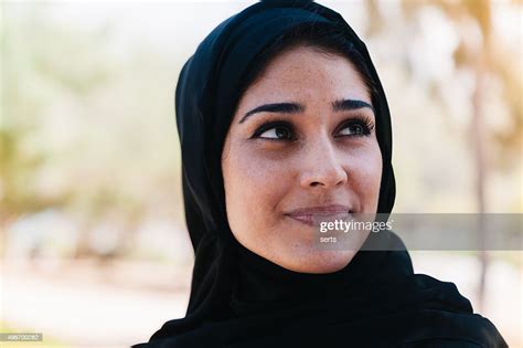 Belle Femme Arabe En Souriant Portrait En Plein Air Photo Getty Images
