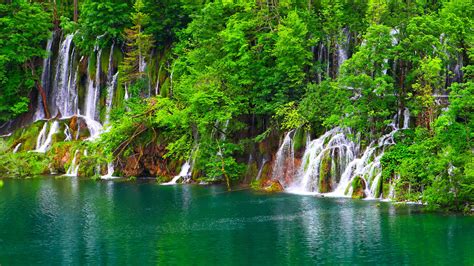 Beutiful Waterfall At Plitvice Lakes National Park Croatia Wallpaper