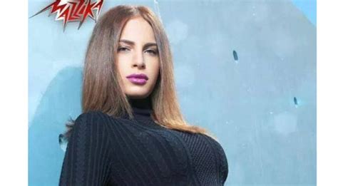 تراجعت الفنانة المصرية، آمال ماهر عن قرار اعتزال الفن، مرجعة قرارها السابق بالاعتزال إلى مرورها بظروف نفسية صعبة، على حد قولها. بوستر ألبوم آمال ماهر يعرضها للانتقادات - إرم نيوز