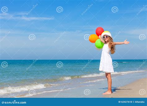 Tienermeisje Met Ballons Die Zich Op Het Strand Bevinden Stock Foto