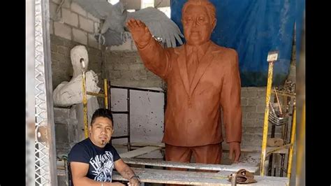 estatua de miguel barbosa gobernador de puebla mide 2 5 metros es de resina y esto cuesta