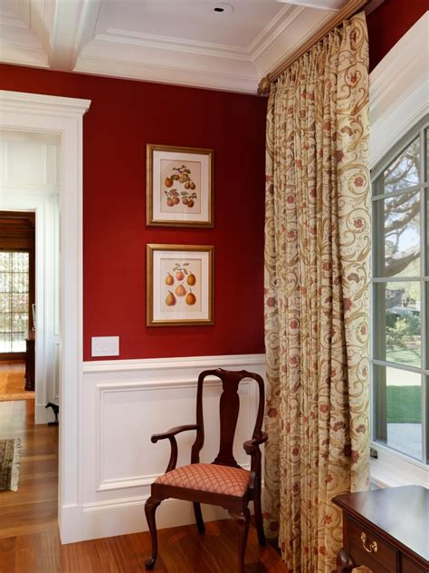 Rich Red Wallpaper Wows In Traditional Dining Room Столовая шторы