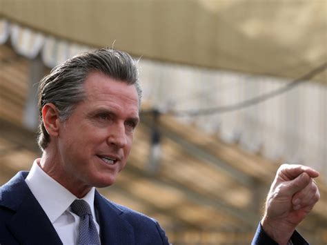 Newsom Takes Another Dig At Desantis Over Flying Migrants To Marthas