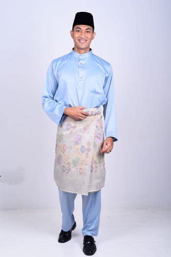 Baju melayu from our collection remains all the loyal to the beloved traditional costume of baju melayu with affordable price and shining colors. 8 Pakaian Adat Riau Serta Penjelasannya - Tambah Pinter
