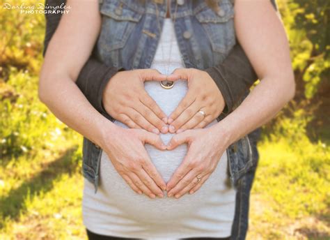 Beautiful And Charming Maternity Photography Ideas By Darling Dimples