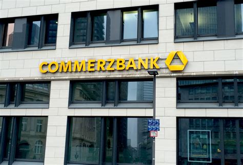 150 years ago the bank was founded with the aim of assisting companies to. Commerzbank-Aktie tiefrot: Gewinn bricht in Q1 ein ...