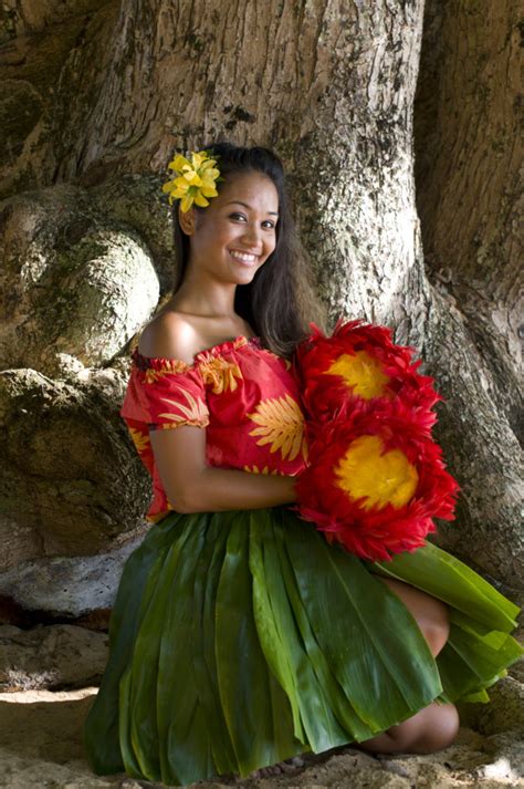 Retro Hula Girl Maui Accommodations Guide