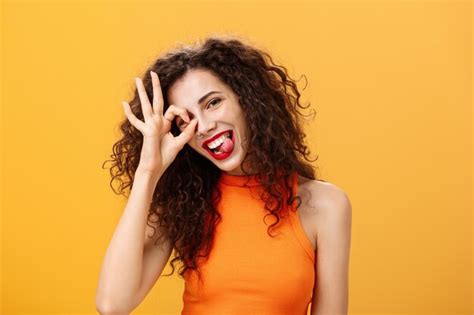 Belle Femme Optimiste Et énergique Insouciante Avec Une Coiffure Frisée Inclinant La Tête Et