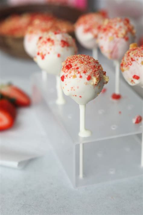 Easy Strawberry Cake Pops With Crunch Topping Seasoned To Taste