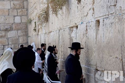 Photo Ultra Orthodox Jews Pray At The Western Wall Jer2021090506