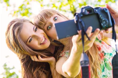 nastoletnia dziewczyna i kobieta bierze selfie obraz stock obraz złożonej z potomstwa kamera