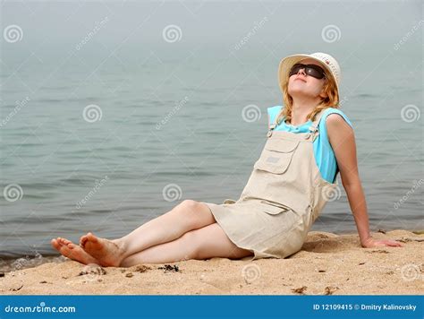 Het Ontspannen Van Het Meisje Op Overzees Strand Stock Afbeelding Image Of Overzees Oceaan