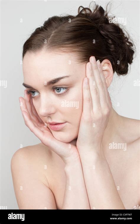 Mujer Con Las Manos En Su Rostro La Belleza Fotografía De Stock Alamy