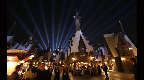 Plus, you'll get breakfast at three broomsticks™ and leaky cauldron™, and more. Conoce el nuevo mundo de Harry Potter en Universal Studios ...
