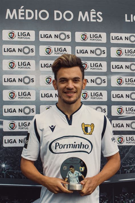 Career stats (appearances, goals, cards) and transfer history. Pedro Gonçalves recebe prémio de melhor médio - FC Famalicão
