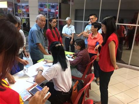 According to the english daily, yeo will be the first minister in malaysia to deliver while in sitting in office. Jom Shopping Recipients Cheer As They Go Shopping for CNY ...